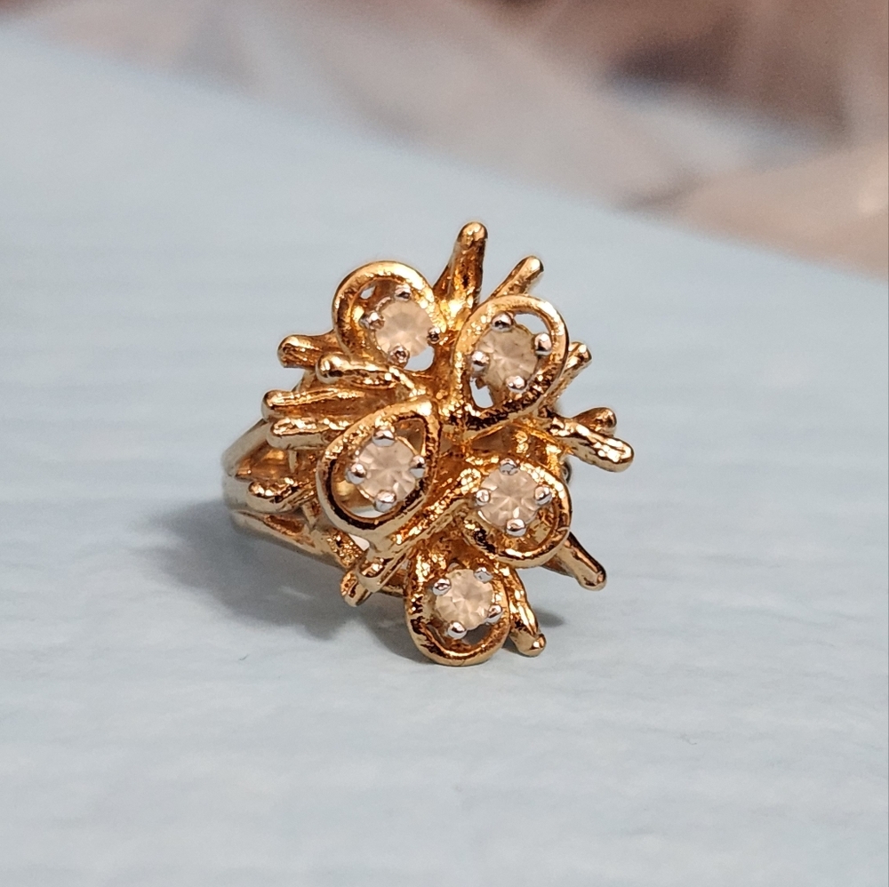 Elegant Gold Floral Ring